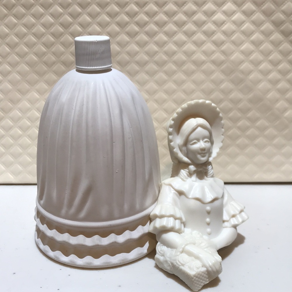 NEW Vintage Avon Fashion Figurine Victorian Field Flowers Full - Picture 3 of 4